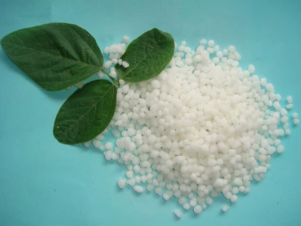 Аміачна селітра для газону